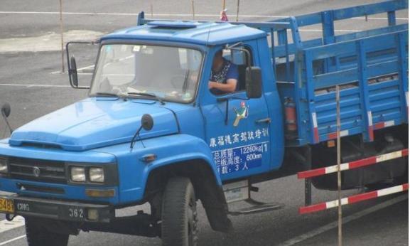 D1驾照全攻略:轻松掌握中型客车驾驶技巧,避开考试陷阱